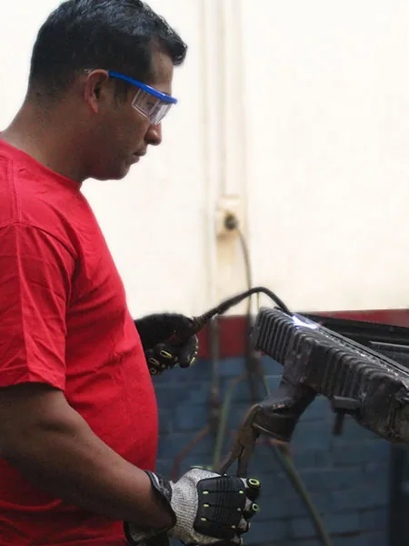 Soldadura profesional de radiadores en el taller de Radiadores Bograd